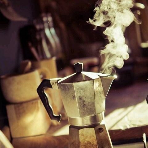 caffettiera moka fumante