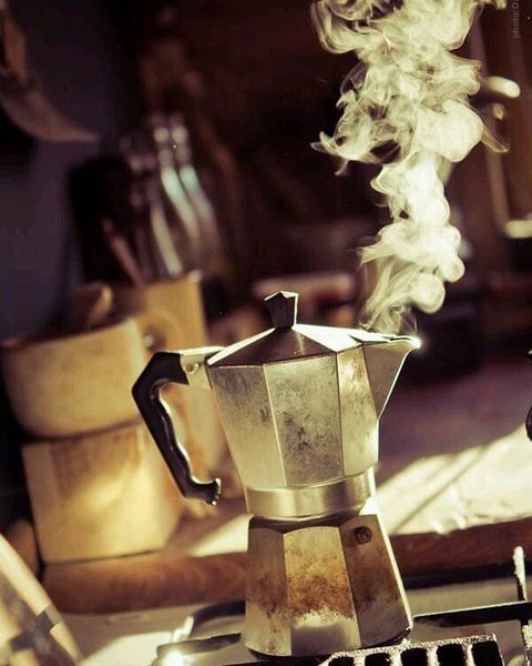 caffettiera moka fumante